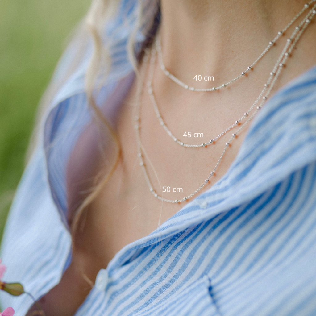 Ukázka vrstvení stříbrných řetízků v různých délkách