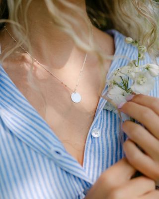 Minimalismus, který má smysl. Jemné řetízky s jednou nebo dvěma kuličkami – čisté linie, decentní lesk a elegance, která...