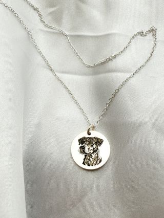 Naše šperky s gravírováním zachytí to, co má pro tebe skutečný význam. Vlastní obrázek, text nebo ručně psaný vzkaz –...